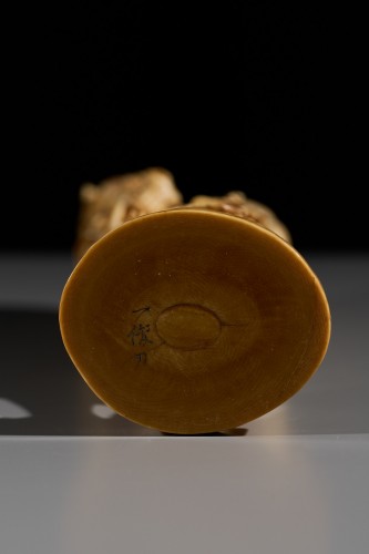 Antiquités - An Ivory Okimono Of A Rakan Holding A Ritual Vase, Signed Kazutoshi