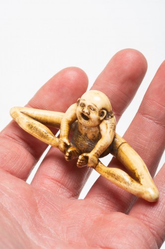 Tomochika - A Japanese netsuke of Ashinaga - 