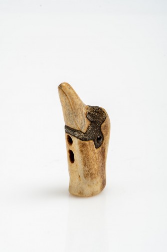 Netsuke en corne de cerf représentant un cygne - Mastromauro Japanese Art