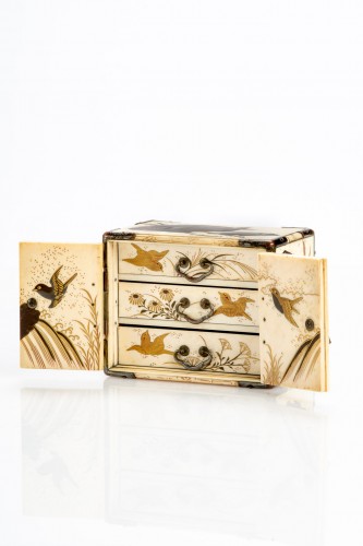 A Japanese ivory and makiè lacquer kodansu - Asian Works of Art Style 