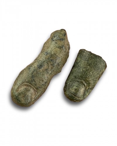 Pouce et doigt en bronze antique d'une sculpture. Romain, 1er / 2ème siècle après JC.