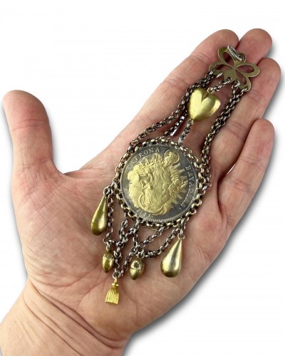 Antiquités - Pendentif en argent et partiellement doré serti d'un Maximilian III Joseph Thaler