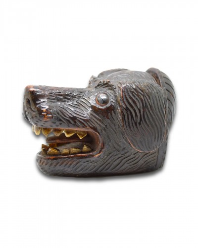 Treen snuff box in the form of a dogs head. Scottish, 19th century. - 