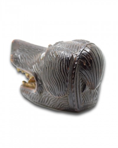 Antiquités - Treen snuff box in the form of a dogs head. Scottish, 19th century.