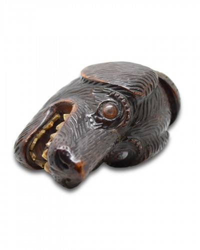 Antiquités - Treen snuff box in the form of a dogs head. Scottish, 19th century.