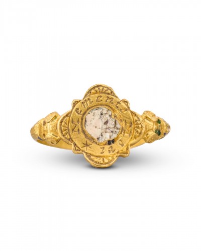 Bague Tudor "tête de mort", avec une tête de mort émaillée et les mots "Memento Mori" - Bijouterie, Joaillerie Style 