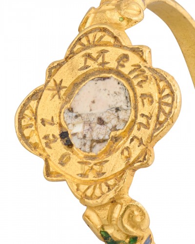 Bijouterie, Joaillerie  - Bague Tudor "tête de mort", avec une tête de mort émaillée et les mots "Memento Mori"