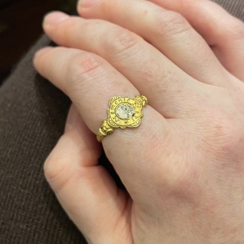 Antiquités - Tudor ring, with an enamelled skull and the words ‘Memento Mori&#039;