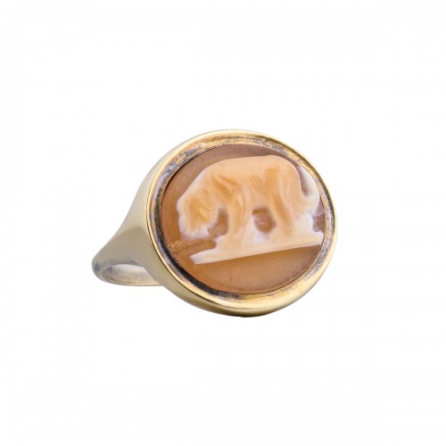 Gold ring with an agate cameo of a striding Lioness. European, 17th century