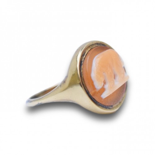 Gold ring with an agate cameo of a striding Lioness. European, 17th century - Antique Jewellery Style 