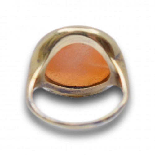 Bijouterie, Joaillerie  - Bague en or avec un camée en agate d'une lionne - Europe XVIIe siècle