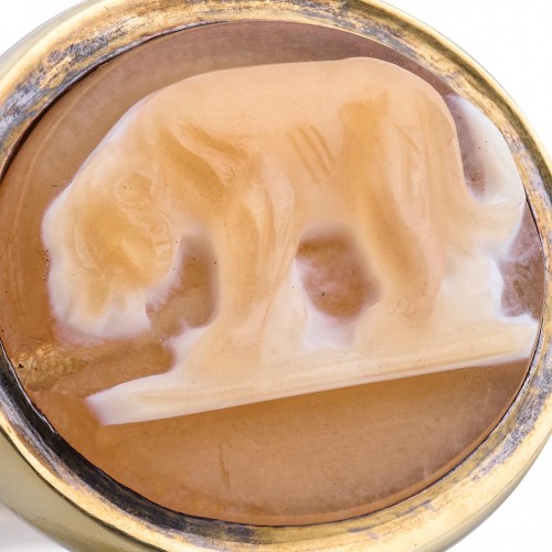 17th century - Gold ring with an agate cameo of a striding Lioness. European, 17th century