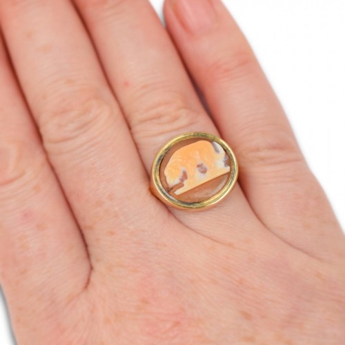  - Bague en or avec un camée en agate d'une lionne - Europe XVIIe siècle