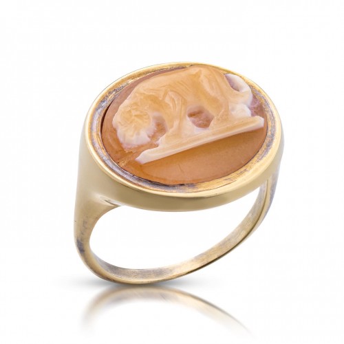 Antiquités - Gold ring with an agate cameo of a striding Lioness. European, 17th century