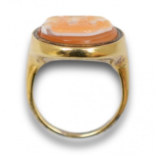 Antiquités - Gold ring with an agate cameo of a striding Lioness. European, 17th century