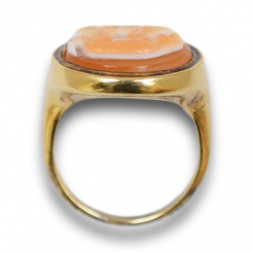 Antiquités - Bague en or avec un camée en agate d'une lionne - Europe XVIIe siècle