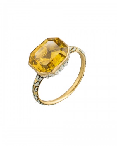 Bague en or émaillé sertie d'une grosse pâte jaune - Angleterre XVIIe siècle