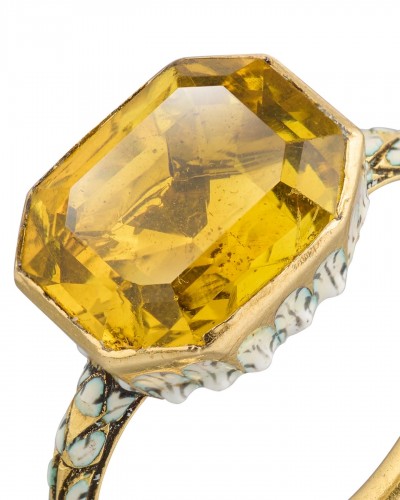 Bague en or émaillé sertie d'une grosse pâte jaune - Angleterre XVIIe siècle - Bijouterie, Joaillerie Style 