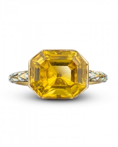 Bijouterie, Joaillerie  - Bague en or émaillé sertie d'une grosse pâte jaune - Angleterre XVIIe siècle