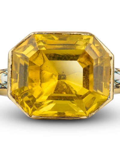 Bague en or émaillé sertie d'une grosse pâte jaune - Angleterre XVIIe siècle - Matthew Holder