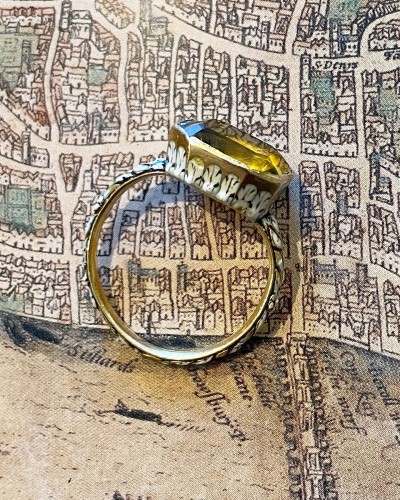  - Bague en or émaillé sertie d'une grosse pâte jaune - Angleterre XVIIe siècle