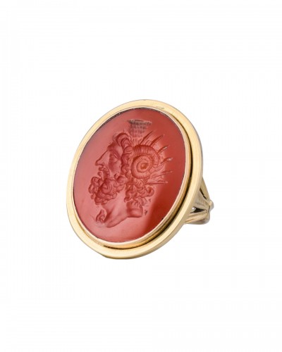 Gold ring set with a carnelian intaglio of Zeus-Ammon - Italy19th centur