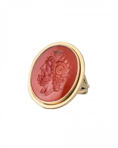 Bague en or sertie d'une intaille en cornaline de Zeus-Ammon - Italie XIXe siècle.