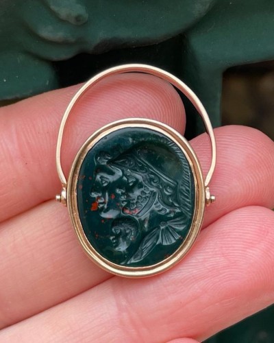  - Georgian gold ring with a trigate intaglio - Italy 19th century