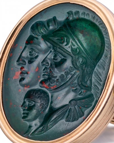 Antiquités - Bague en or géorgien avec une intaille trigate - Italie XIXe siècle