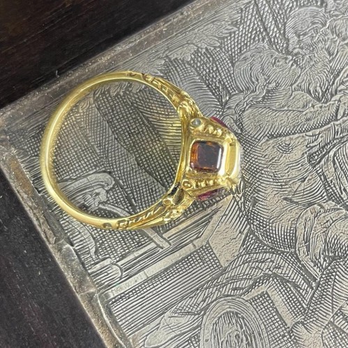  - Late Renaissance diamond and garnet ring. Western Europe, 17th century.