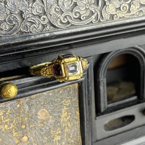 Antiquités - Late Renaissance diamond and garnet ring. Western Europe, 17th century.