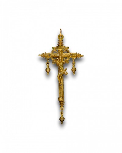 <= 16th century - Renaissance Enamelled Gold Crucifix Pendant. Spanish, Late 16th Century.