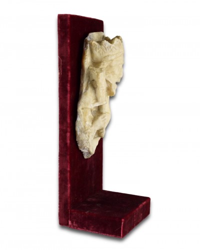 Fragment d'albâtre de Nottingham d'un roi, Angleterre XVe siècle - Sculpture Style 