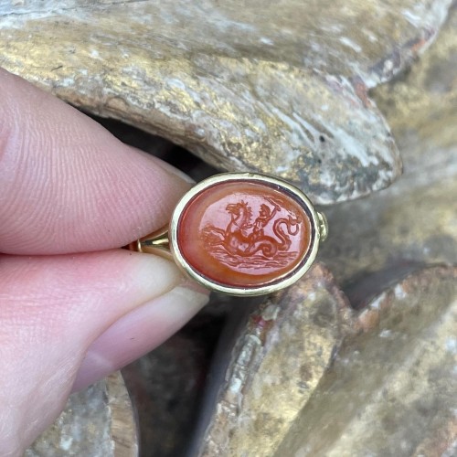 Antiquités - Gold Ring With An Intaglio Of Eros Riding A Hippocampus. 16th /17th Century