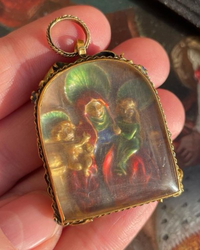 Enamelled gold pendant with Anna Selbdritt. French or German, 16th century. - 