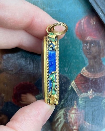 Enamelled gold pendant with Anna Selbdritt. French or German, 16th century. - 