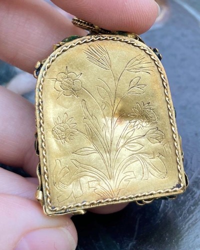Antiquités - Enamelled gold pendant with Anna Selbdritt. French or German, 16th century.