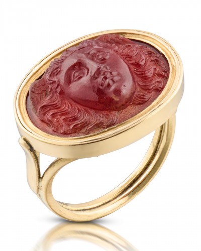 Antique Jewellery  - Fine carnelian cameo with the head of Medusa. Italian, 17th century.  