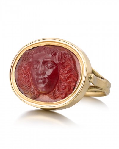 17th century - Fine carnelian cameo with the head of Medusa. Italian, 17th century.  