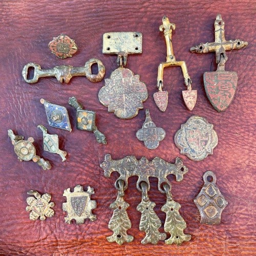 Quinze pendentifs de harnais de cheval romains et médiévaux en bronze doré et émaillé - Objets de Curiosité Style 