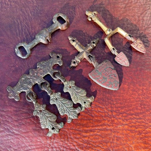 Objets de Curiosité  - Quinze pendentifs de harnais de cheval romains et médiévaux en bronze doré et émaillé
