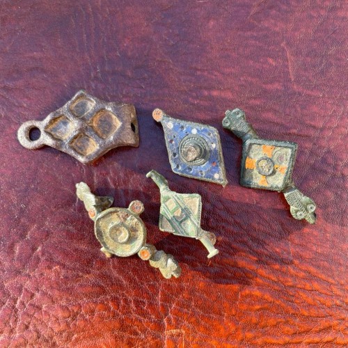 Quinze pendentifs de harnais de cheval romains et médiévaux en bronze doré et émaillé - 