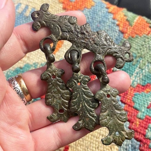  - Quinze pendentifs de harnais de cheval romains et médiévaux en bronze doré et émaillé
