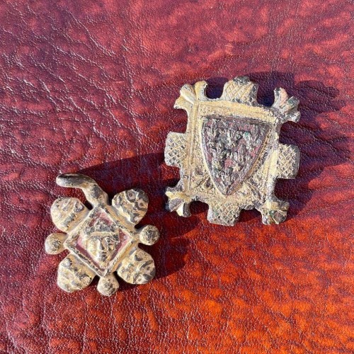 Antiquités - Quinze pendentifs de harnais de cheval romains et médiévaux en bronze doré et émaillé