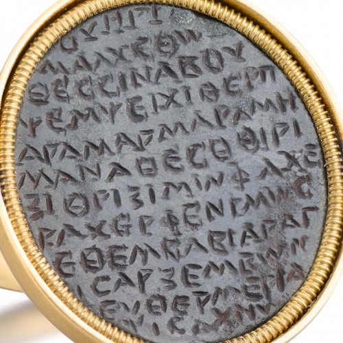 Bijouterie, Joaillerie  - Gemme gnostique en hématite avec texte grec. Romano-égyptien, IIIe-IVe siècle après J