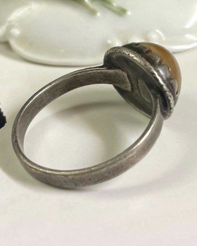 Rare amuletic silver ring with a toadstone. Western Europe, 16th century - Antique Jewellery Style 
