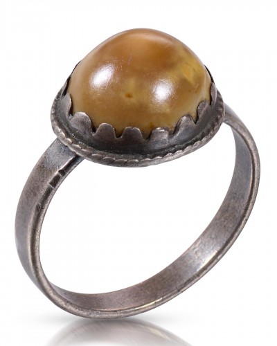 Antique Jewellery  - Rare amuletic silver ring with a toadstone. Western Europe, 16th century