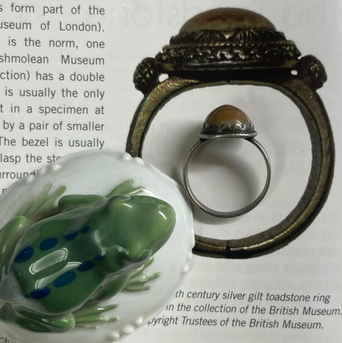 Antiquités - Rare amuletic silver ring with a toadstone. Western Europe, 16th century