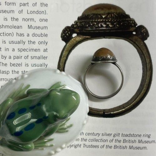 Antiquités - Bague en argent amulétique sertie d'un crapaud,  Europe occidentale XVIe siècle