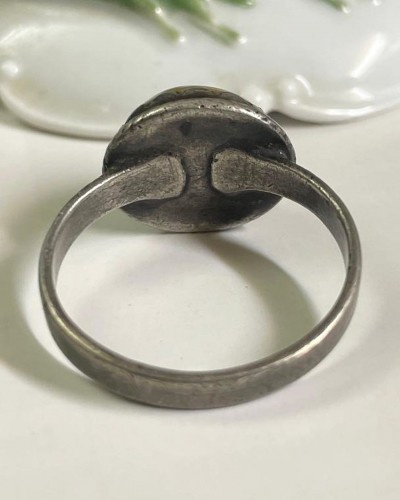 Antiquités - Rare amuletic silver ring with a toadstone. Western Europe, 16th century